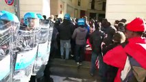 Torino, scontri tra studenti e polizia durante la manifestazione di protesta
