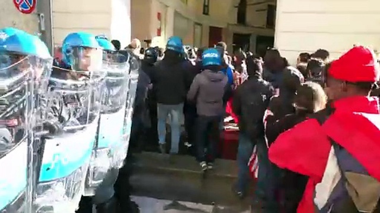 Torino, scontri tra studenti e polizia durante la manifestazione di protesta