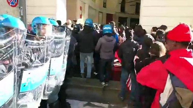 Torino, scontri tra studenti e polizia durante la manifestazione di protesta