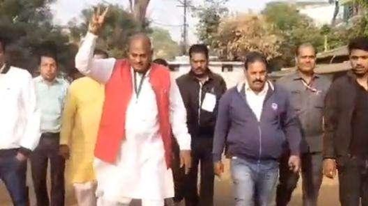 मेरी गाड़ी में पैसे साड़ियां है जिसकी हिम्मत हो प...