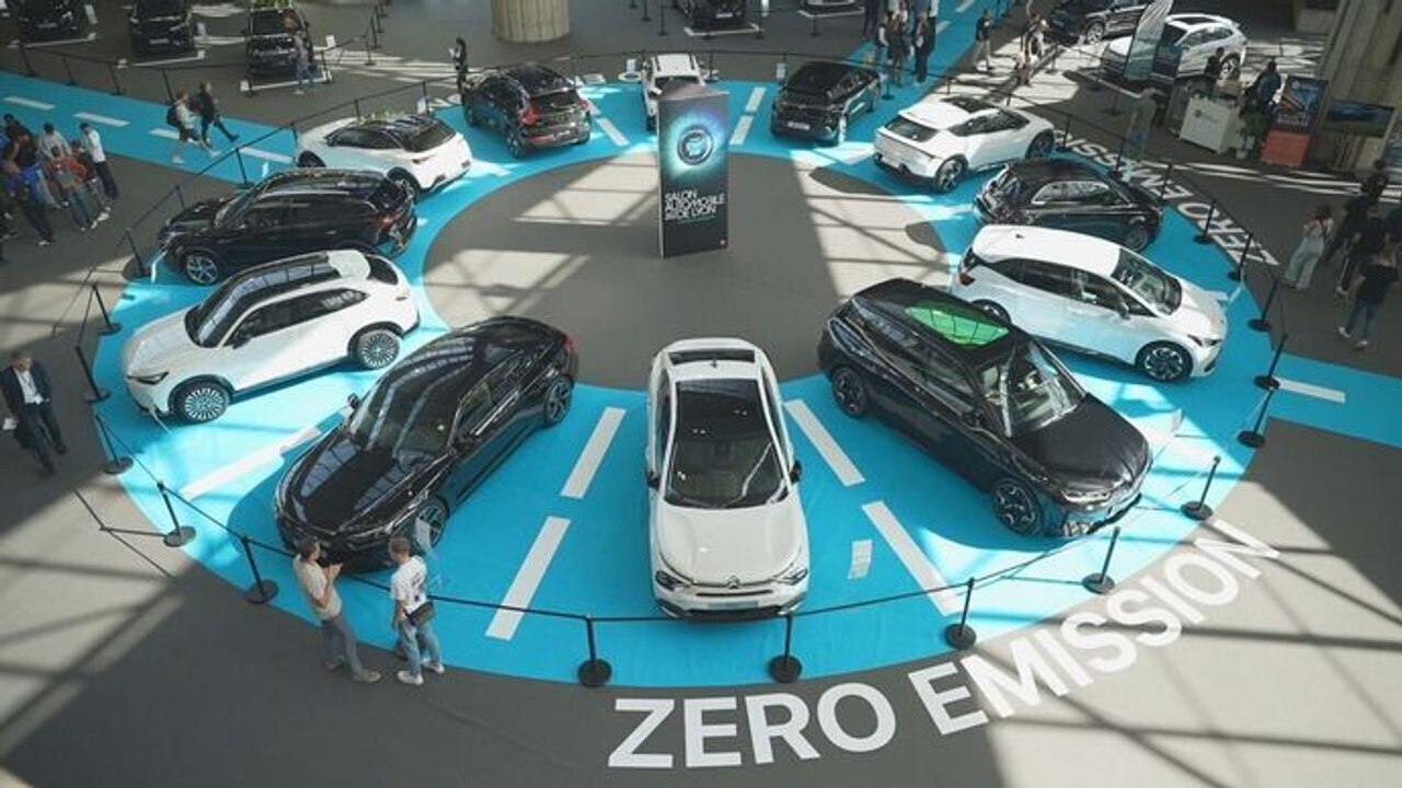 Maman j'ai arrêté l'avion - La voiture hors des clous