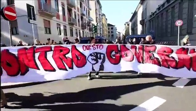 Milano, il corteo degli studenti: