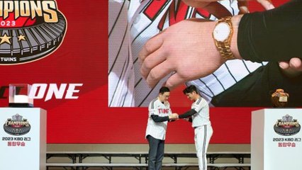 LG, 감격의 우승 행사...아와모리 소주 축배·롤렉스 시계 전달 / YTN