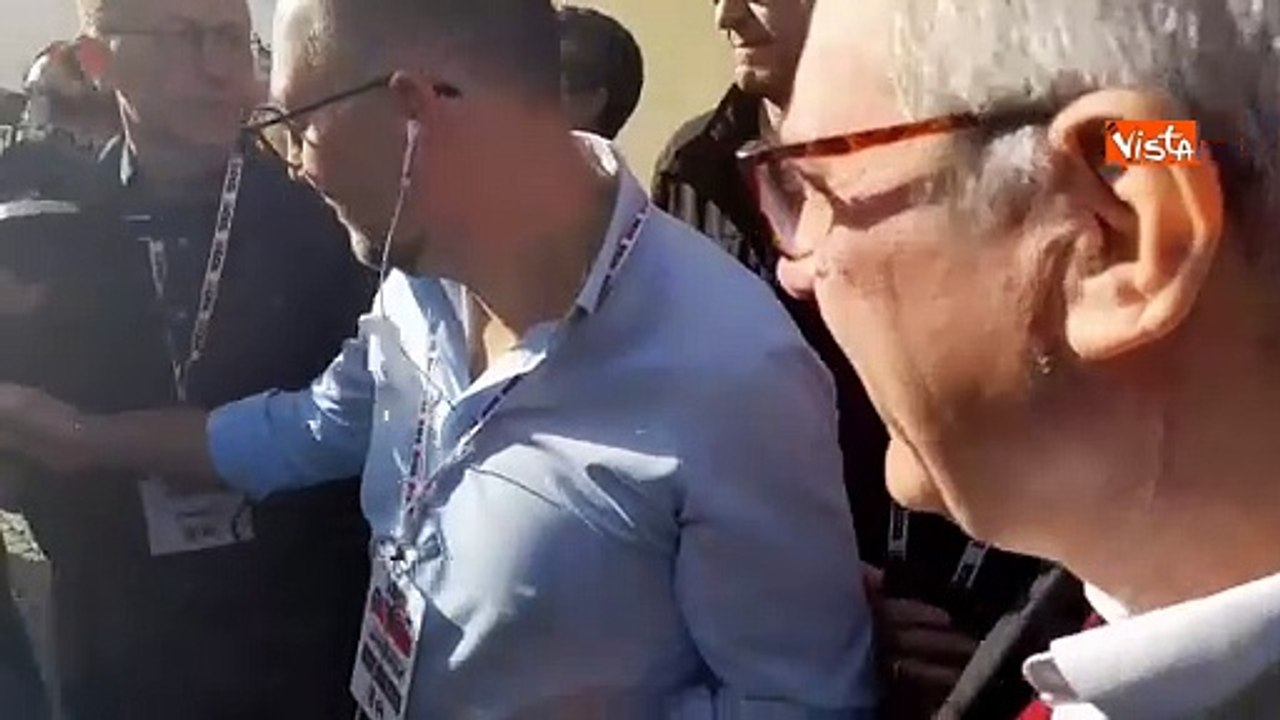 L'abbraccio tra Landini e Bombardieri alla manifestazione di Cgil e Uil a Piazza del Popolo
