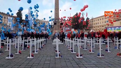 Manifestazione Cgil e Uil, ecco le croci bianche per le morti sul lavoro in Piazza del Popolo