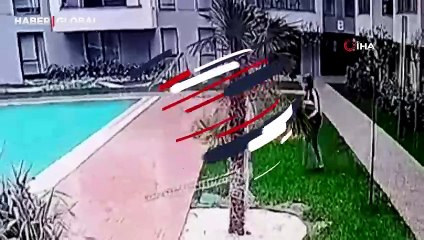 Teslimat yapacakken havuza düşen kurye gündem oldu