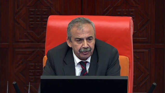 Sırrı Süreyya Önder ‘eşcinsel’ kelimesini aşağılamak için kullanan vekilin sözünü kesti: Bunlar nefret cinayetlerini parça parça parça bir araya getiren motivasyonlar