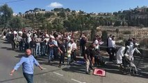 فلسطينيون يؤدون صلاة الجمعة في القدس الشرقية المحتلة بالقرب من المسجد الأقصى