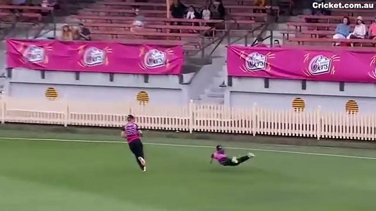 Sydney Sixers star Erin Burns snares a classic catch