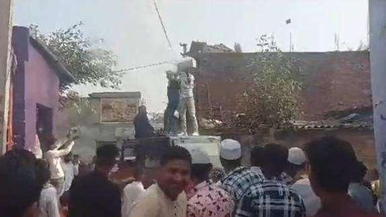 शादी समारोह में स्टंटबाजी का वीडियो वायरल, बारातियों की तलाश में जुटी पुलिस
