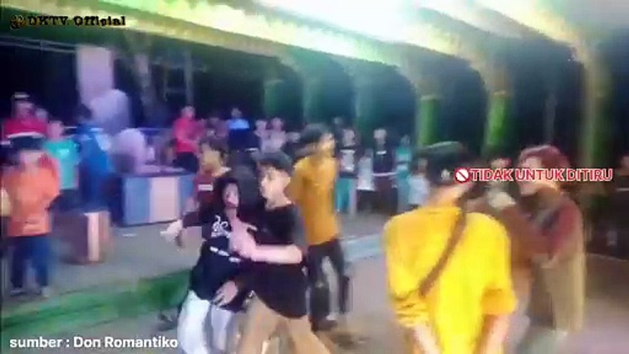 KERIBUTAN DI PENTAS SANDIWARA DWI WARNA Tidak untuk dituru ya sedulur