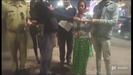 पर्स में रखे थे 13 हजार रुपए नगद व सोने की बालियां