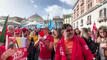 Скачать видео: Napoli, lavoratori di Cgil e Uil manifestano in piazza Plebiscito per lo sciopero