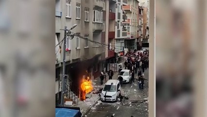 Küçükçekmece'de bir binada patlama anı kaydedildi