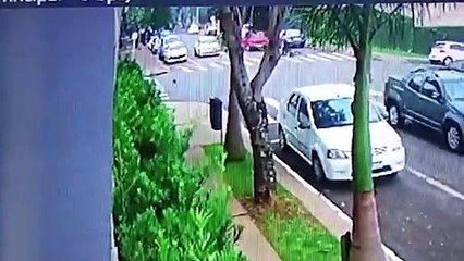 Câmera registra batida entre três carros