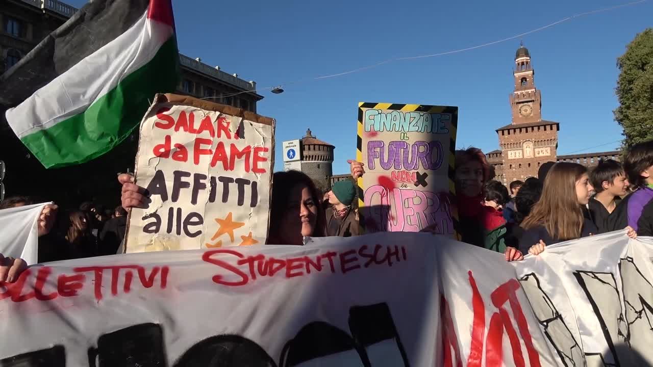 Milano, studenti manifestano: "Il Governo ci deve ascoltare"