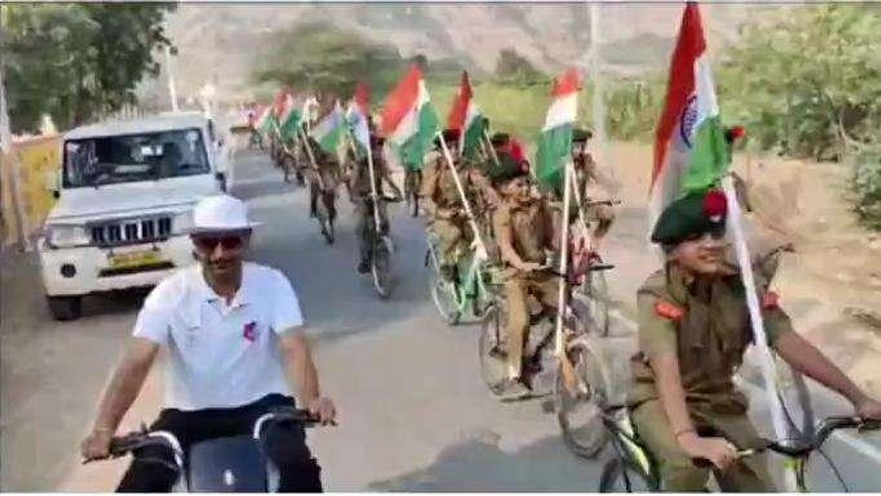 बाड़मेर: हीरक जयंती पर बीएसएफ व एनसीसी जवानों ने निकाली साइकिल रैली, दिया संदेश