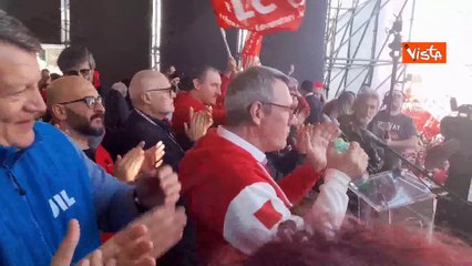 "Bella ciao" chiude la manifestazione di Cgil e Uil a Roma. Landini e Bombardieri battono le mani