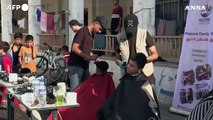 Gaza, a Rafah i barbieri tagliano i capelli gratuitamente agli sfollati