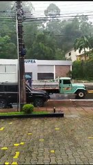 Vídeo flagra momento que deslizamento de terra destrói revenda de carros em SC