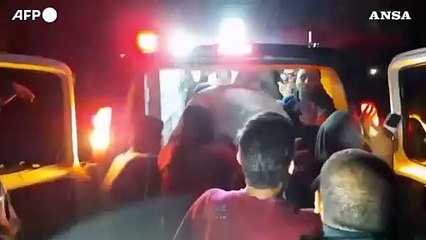 Gaza, i soccorsi dopo un bombardamento a Dayr al-Balah