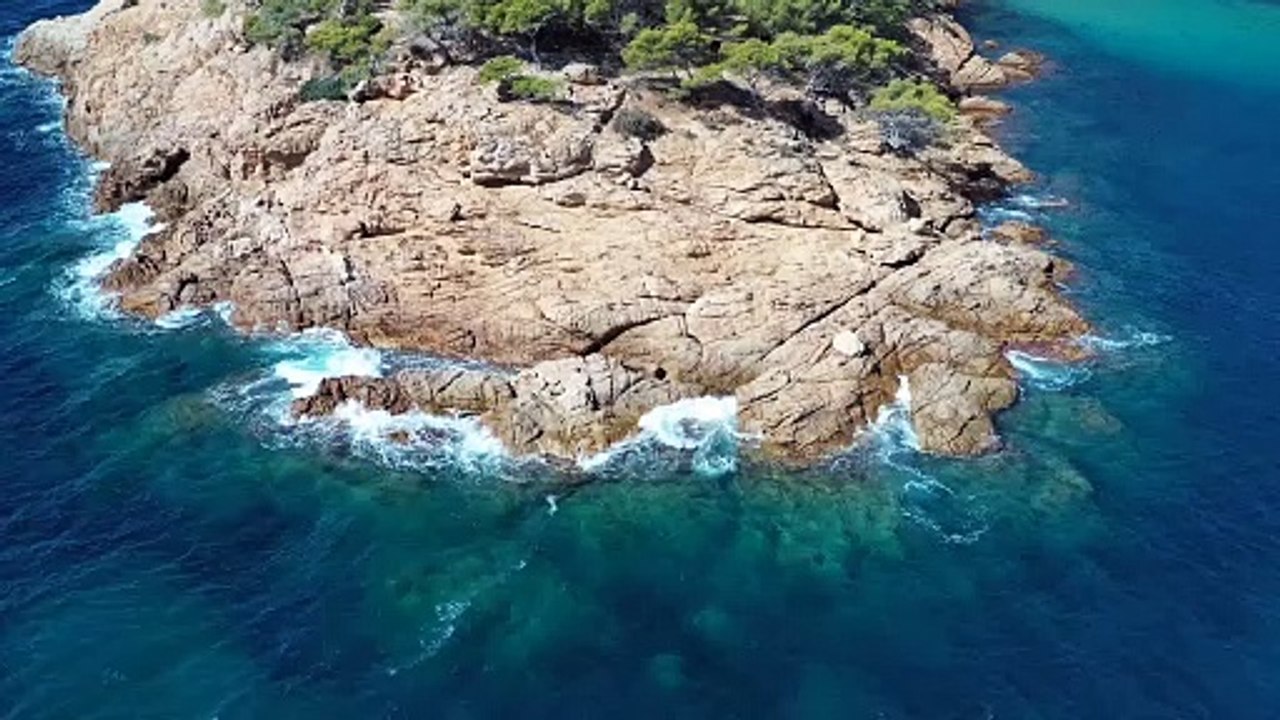 This is a rock sea weave Stock video.