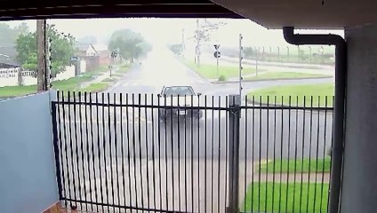 Residência é atingida por carro desgovernado no Paraná