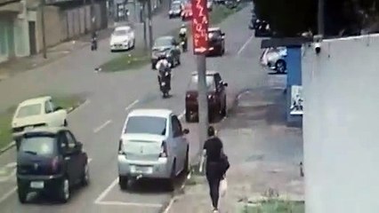Câmera flagra momento do acidente na Avenida Brasil no Bairro Coqueiral