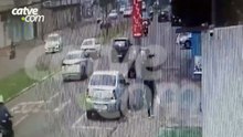 Veja momento que carro e moto batem no bairro Coqueiral