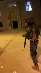 İsrail askeri 'çek beni' dedi, caminin içerisine el bombası attı