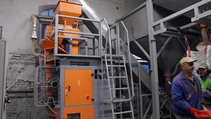 Gorlice - firma Forest, produkcja pelletu i wieszków dla największych projektantów mody