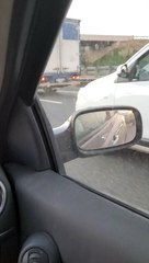 Un camion reste coincé sous un viaduc