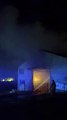 Los bomberos de Burgos sofocan las llamas en una nave del barrio de Cortes