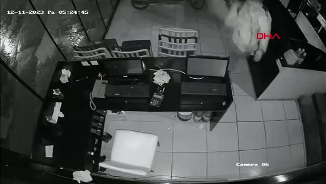 Les voleurs qui ont volé des téléphones portables et des caisses enregistreuses sur les lieux de travail d'Urla ont été arrêtés