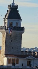 Ebu Ubeyde'nin pankartı Kız Kulesi'ne asıldı