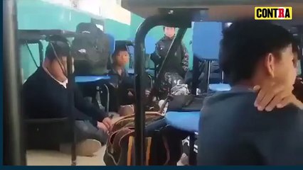 Durante BALACERA, MAESTRA pone a cantar a ALUMNOS para distraerlos
