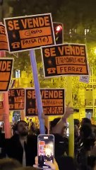 Decenas de manifestantes llegan a Ferraz con carteles de «Se vende»