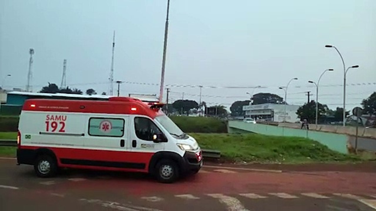 Adolescente que estava aos prantos em cima de v...