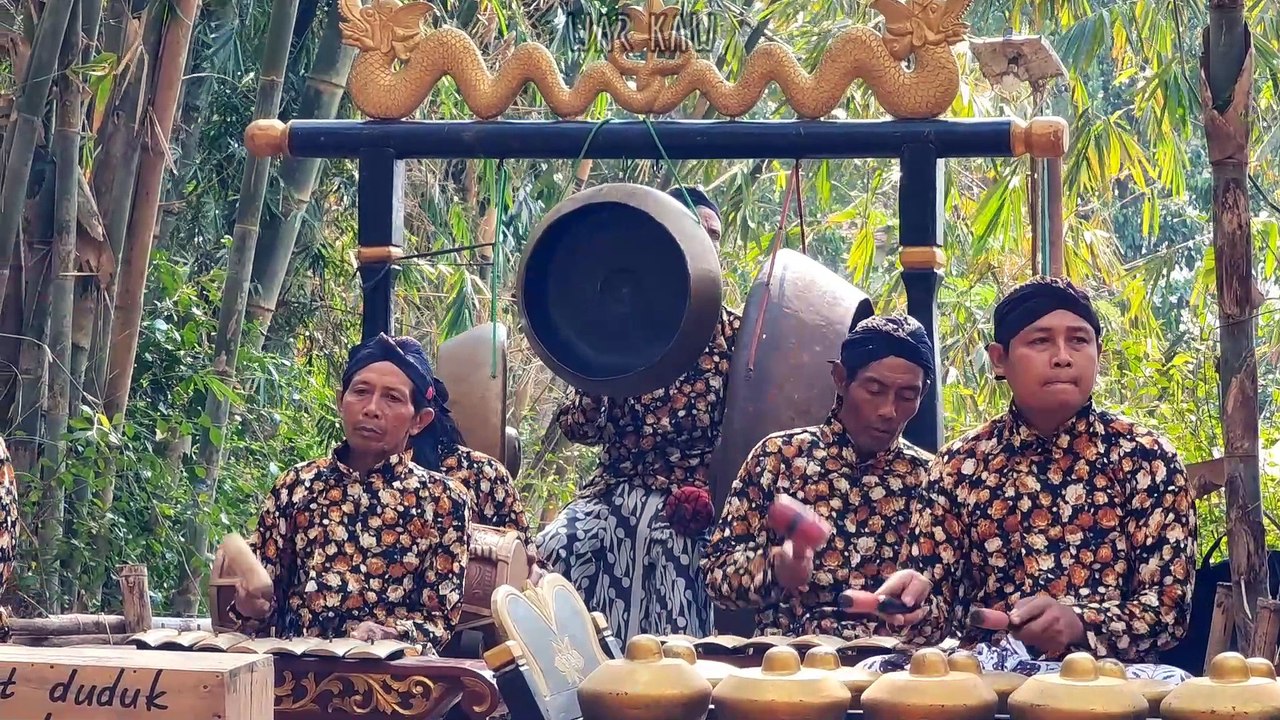 Pertunjukan Gamelan Di pasar Papringan Temanggung Jawa Tengah