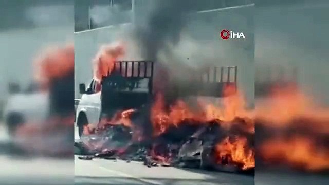 Amasya'da atık karton yüklü pikap alev alev yandı