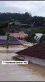 Morador é resgatado do telhado de casa em região alagada de SC