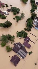 Pessoas vão para o telhado para escapar de inundação em Rio do Sul