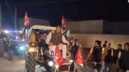 श्रीगंगानगर: प्रत्याशी का अनोखा चुनाव प्रचार, टैक्टर पर सवार होकर कर रहे है जनसंपर्क