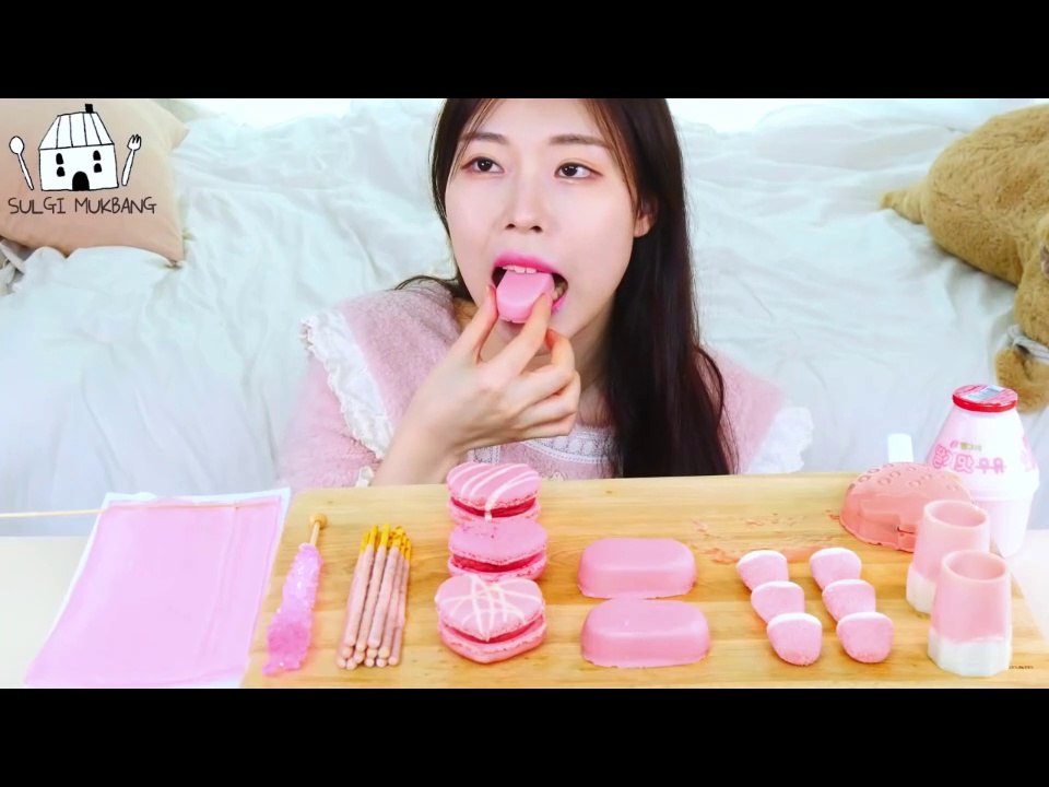 ASMR MUKBANG| Pink Desserts(Jelly noodles, Watermelon Sherbet, Strawberry Macaroon, Ice cream)