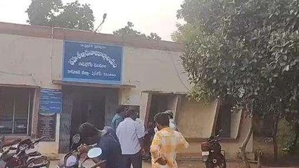 కాకినాడ జిల్లా: రెడ్ హ్యాండ్‌గా దొరికిపోయిన అధికారి