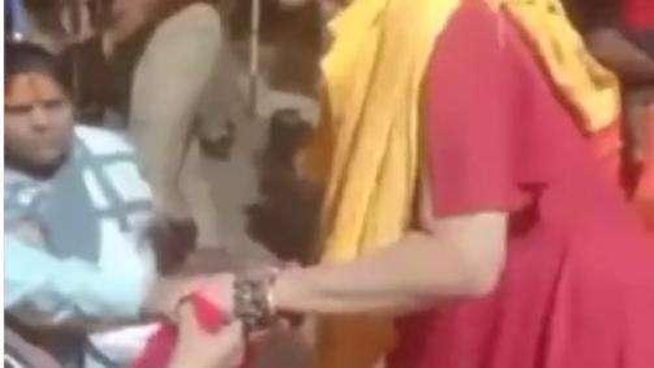 वाराणसी में बीच सड़क 'गोरी मैम' का हंग...