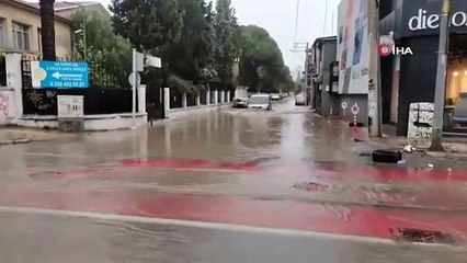 İzmir sular altında... Sağanak yağış şehri göle çevirdi