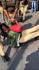 Video: महिला शिक्षक अभ्यर्थी के साथ UP पुलिस की बर्बरता का वीडियो वायरल, जमीन में घसीटा