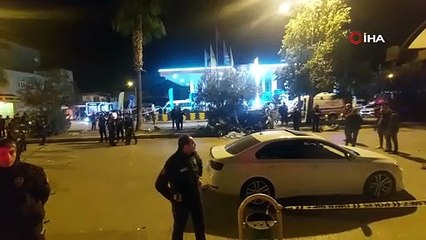 Adana‘da ağaca çarpan otomobil ikiye bölündü: 3 ölü, 2 yaralı