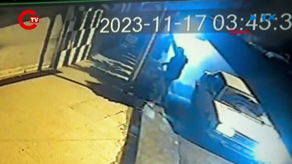 İŞ YERİNE ASILI BAYRAĞI ÇALINDI; ÖZÜR DİLESİN, HEDİYE EDECEĞİM DEDİ